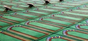 Read more about the article HUKUM SHOLAT DI MASJID YANG ADA KUBURAN PADANYA ATAU SEKITARNYA [1]